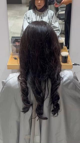 デジタルパーマスタイル。
コテで巻いたような質感でしっかりカールに。
強さは弱中強全て対応できます。
乾かしただけで巻き髪になれるデジタルパーマです。
#デジタルパーマ