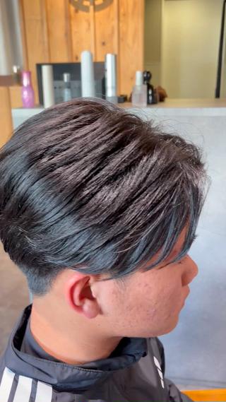 ️刈り上げセンターパート️

スタイリングはストレートアイロンで後ろに毛流れを 