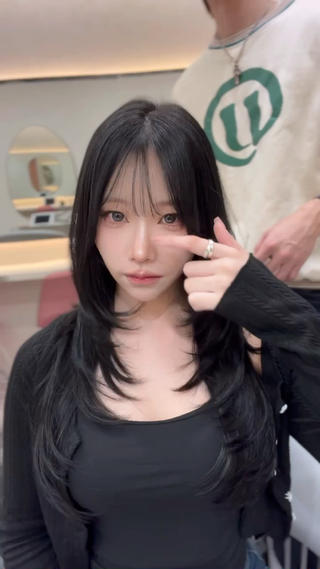 鎖骨から胸下まで繋がるレイヤーカット
地毛風暗髪カラー