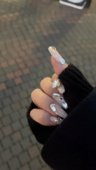 色味を混ぜたオリジナルカラーです
ワンホン風キラキラネイル♡

こちら、パーツ、カラー2色追加のデザインです。
ホットペッパーにてワンカラーに追加メニューでのご予約か、詳細はインスタにてお問い合わせください
@_chiinail 