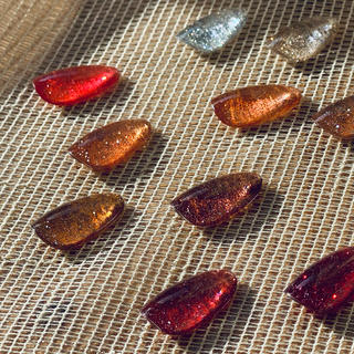 強い光が当たるとラメが一斉に輝いて
指先が主役になるフラッシュネイル
肌なじみのいいブラウン・コッパー系から
深みのあるレッドまで揃えているので、
季節や気分に合わせて楽しめます
ネイリストyuki