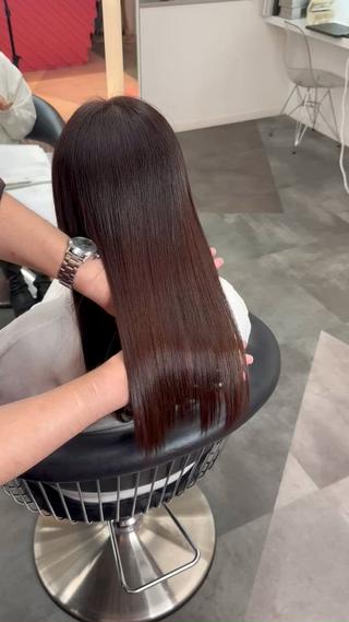 乾かしただけで
この艶!!
長さは変えなくても、 出来る限り枝毛、 ぱやぱや毛を無くしてあげると
激的に手触りが良くなりまとまりを出せます
癖毛の方をストレートにした際に
うねりがあるところが特に伸びる為
必ず毛先が1~2cmバラバラになります
その為、カットした方が
100%毛先までツルっと綺麗にまとまります
バッサリでもメンテナンスでもお任せください
次の日から結んでも巻いても大丈夫
#ロングヘア #縮毛矯正 #髪質改善 #ワンカラー #ストレート #韓国ボブ