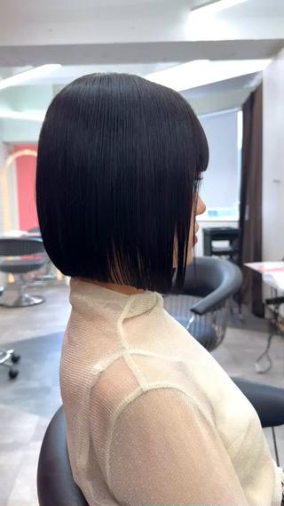 【切りっぱなしボブ】
【くびれボブ】
【タッセルボブ】
長さは変えなくても、 枝毛、 ぱやぱや毛を無くして
激的に手触りが良くなりまとまりを出せます
ボブヘアには
ボブ用のカットがあります
癖毛の方をストレートにした際に
うねりがあるところが特に伸びる為
必ず毛先が1~2cmバラバラになります
その為、カットした方が
100%毛先までツルっと綺麗にまとまります
バッサリでもメンテナンスでもお任せください
次の日から結んでも巻いても大丈夫
#ボブ #縮毛矯正 #髪質改善 #ワンカラー #ストレート #韓国ボブ