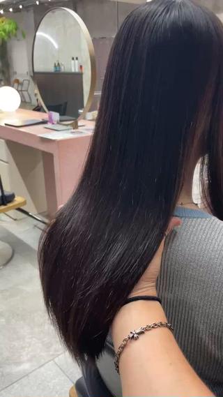 ミロワールストレートの魅力
・ダメージレスな施術:髪に優しい弱酸性の薬剤を使用。
ブリーチやカラーで傷んだ髪にも対応できます。
・自然な仕上がり:ふんわり感のあるストレートで、やわらかく品のある印象に。
・湿気にも強い:梅雨や汗でもまとまりやすく、毎日のスタイリングが時短&快適に。
・幅広い髪質OK:細毛、くせ毛、広がりやすい髪でも、しっとり落ち着いたスタイルに仕上がります。