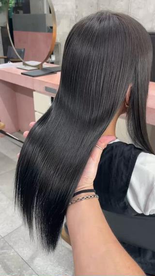 ミロワールストレートの魅力
・ダメージレスな施術:髪に優しい弱酸性の薬剤を使用。ブリーチやカラーで傷んだ髪にも対応できます。
・自然な仕上がり:ふんわり感のあるストレートで、やわらかく品のある印象に。
・湿気にも強い:梅雨や汗でもまとまりやすく、毎日のスタイリングが時短&快適に。
・幅広い髪質OK:細毛、くせ毛、広がりやすい髪でも、しっとり落ち着いたスタイルに仕上がります。