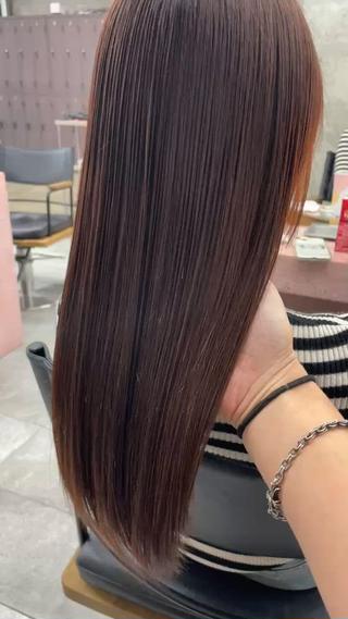 ミロワールストレートの魅力
・ダメージレスな施術:髪に優しい弱酸性の薬剤を使用。ブリーチやカラーで傷んだ髪にも対応できます。
・自然な仕上がり:ふんわり感のあるストレートで、やわらかく品のある印象に。
・湿気にも強い:梅雨や汗でもまとまりやすく、毎日のスタイリングが時短&快適に。
・幅広い髪質OK:細毛、くせ毛、広がりやすい髪でも、しっとり落ち着いたスタイルに仕上がります。