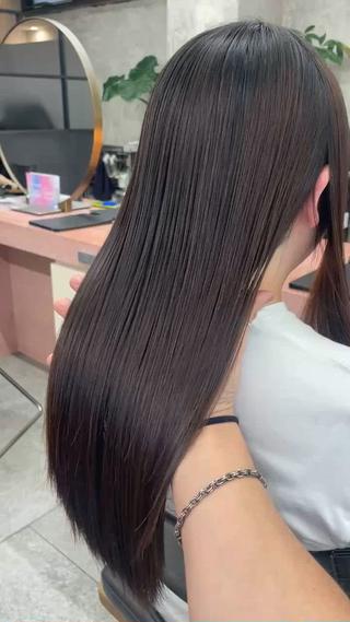 冬におすすめ・ミロワールストレートの魅力
・乾燥ダメージをケアしながらストレートに
髪に優しい弱酸性の薬剤を使用。乾燥や静電気で広がりやすい冬の髪も、しっとりまとまります。
・やわらかく自然な仕上がり
まっすぐすぎない“ふんわりストレート”で、厚手の服にも映える上品なシルエットに。
・保湿&ツヤ感アップ
パサつきやすい冬でも、毛先までツヤのある「鏡のような」仕上がりをキープ。
・幅広い髪質に対応
細毛・クセ毛・広がりやすい髪も、しっとり落ち着いた冬仕様のストレートに整えます