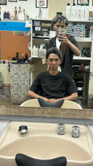 
前髪が上げにくいと相談を受けたのでバック気味にツイストしてみました！
こちらのメニューは基本は木曜日のみになります
相談次第で平日木曜日以外でも可能です！
予約の際にイメージ写真などありましたら助かります

気になる方は予約お願いします！ 