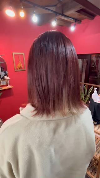 インナーベージュにチェリーレッド
元々ブリーチしてたベースにカラーしています！ 