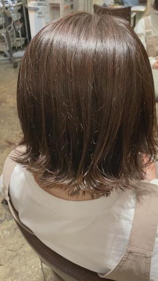 外ハネがぎりぎりできる長さのボブ
ミルクチョコレートみたいなお色で
外ハネボブでも優しい雰囲気に