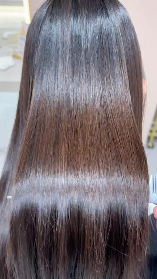 【乾かしただけ】柔らかい縮毛矯正
まるで地毛のように柔らかく硬くない
お薬にこだわっているので巻くこともできます 