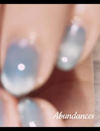 みずみずしいブルー系のネイル。
だんだん気温が高くなってきたので、爪の先から涼しげにするのはいかがでしょうか?
梅雨の時期にも合いそうなカラーです。