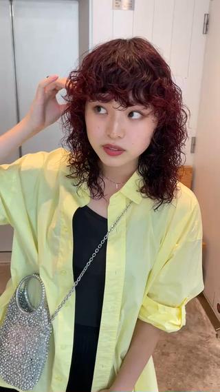 ミディアムレイヤーのパーマスタイルとカシスカラー 