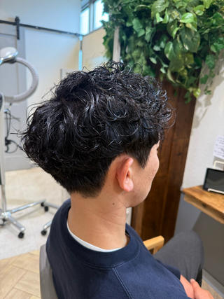 強すぎないでもちゃんと変わる
それがシャドウパーマ。
直毛で動きが出ない人でも自然な立体感と束感が出て一気に垢抜けます◎ 