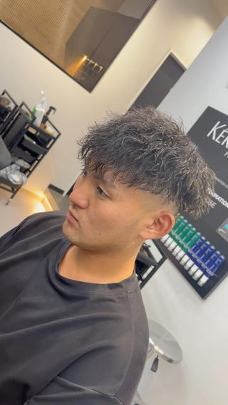 スキンフェードとツイストスパイラル強めのスタイル
是非参考にしてみてください 