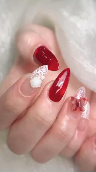 【成人式ネイル】

成人式の前撮りのためにご来店いただいたお客様。
真紅の振袖に合わせて、上品さと華やかさを兼ね備えたデザインをご提案しました。

深みのあるレッドに、繊細なレースアートと立体のバラ＆蝶々パーツをプラス。
赤と白のコントラストが和装にもぴったりで、お客様にもとても喜んでいただけました。

一生に一度の大切な日を、ネイルでもっと特別に。
ご来店ありがとうございました。

—————————————-

#成人式ネイル #赤ネイル #和装ネイル #3Dネイル #振袖コーデ #ミチネイル池袋 