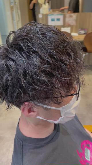 マッシュ×ツイストスパイラルパーマ　

マッシュをベースとしたスタイルに
しっかりとしたエッジのあるツイストスパイラルパーマ
 