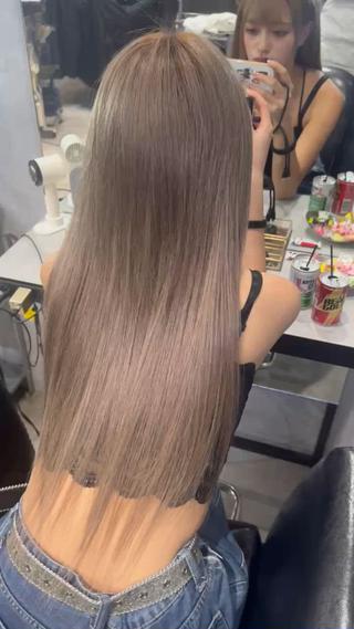 プルエクステ/プラチナベージュ
ワンブリーチで馴染む人気のくすみベージュ
ダメージレスなハイトーンは是非お任せください