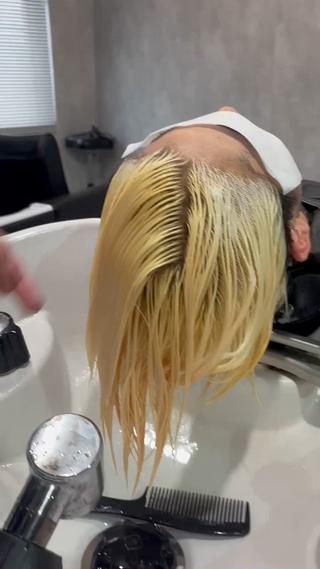 黒染め履歴からブリーチ２回でハイトーンに 