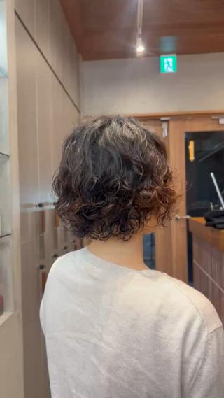 【手をかけすぎないのに、自然とキマるくしゃっとパーマ】



無造作なのにキマる、こなれ感抜群の立体シルエット
︎「手をかけすぎないのに、自然とこなれて見える。ありのままがおしゃれに。」

ふんわりボリュームで華やかさと女性らしさUP´-
︎「ふわっと軽やか、だけどどこか女性らしい。さりげない華やかさをプラス。」

周りと差がつく、ちょっぴりエッジの効いた大人可愛い印象に
︎「頑張りすぎないのに、なんか素敵。そんな”ちょうどいい差”をつけられる。」


 