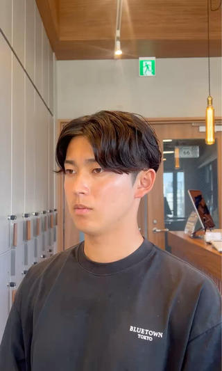 髪質
【対応状況】
直毛
◎：動きが出てセットしやすくなる
軟毛
◎：ふんわり感が出せる
くせ毛
△：くせが強すぎると難しい場合あり（要相談）



顔立ち
【効果】
面長
･横に動きを出すことでバランス◎
丸顔
･縦のラインを強調すればシャープな印象に
ベース型
･柔らかい毛流れで角ばった印象を緩和

特徴
【内容】
自然さ
･ゆるく、柔らかな印象
セットのしやすさ
･簡単に動きが出せる
清潔感
･ビジネスにも使える万能感
ダメージ
･少なめで初心者向け
 