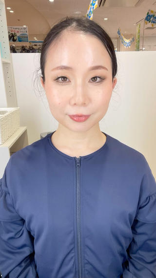 毎日同じメイクじゃつまらない
普段しないようなメイクを試してみたい方、いつものメイクでは物足りないと感じている方‥一度当店に足を運んでみませんか
普段ご使用のコスメをご持参いただいて、メイクに取り入れることもできます
お手持ちのコスメなどをご持参される場合は、その旨をメッセージにてお伝えください