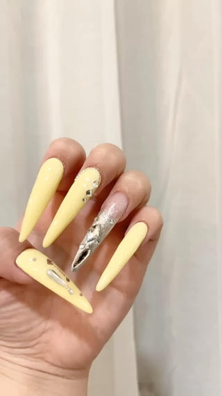 チップでここまで長さ出せます
ロングネイルお任せください♪ 