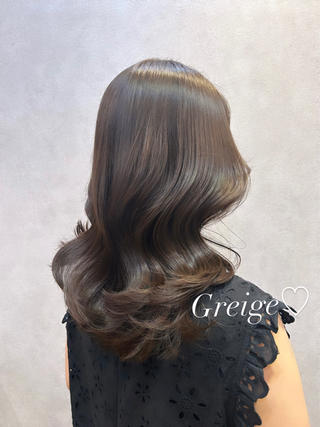ブルーをメインにしたグレージュカラーに
8トーンで暗くも明るくもない透明感カラー
ブルベさんも、イエベさんにも似合うお色味になります!♡
透明感欲しいかたにも、オレンジ味が苦手なかたにもおすすめカラーです
ミディアムヘアで韓国ヘアが作りやすいように少しレイヤーを入れて作ってます!!
巻き方もお伝えさせて頂きます!♡
