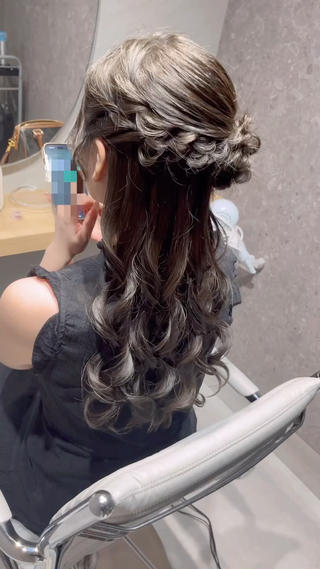 ハーフアップサイドアレンジ
似合わせと理想を擦り合わせながらセットさせていただきます
