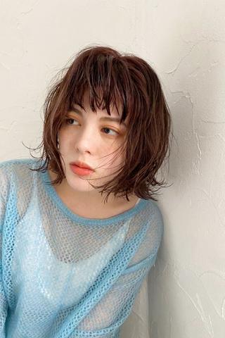 ランダムにパーマをかけ髪に動きをつけました。 質感作りはヘアオイルとクリームを混ぜ、揉み込むだけでスタイリングが決まります。 