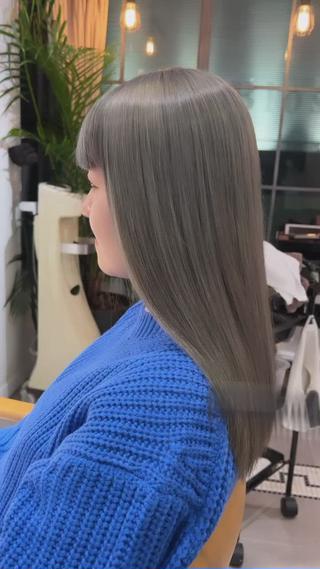 ブリーチ2回　透けるグレージュカラー　ちょっぴりオリーブ

ブリーチ一回でも明るさを落とせばグレージュカラーは可能なので是非一度ご連絡下さい 