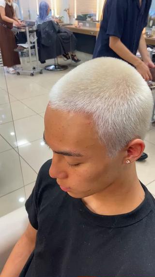 神・ホワイトカラー

黒髪からホワイトカラーで周りと違うオーラで
周りと差がつく

暑い季節でも爽やかに感じるcool boyです！ 