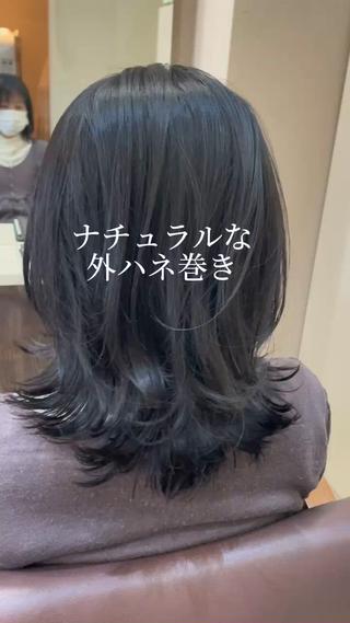 肩下の長さ、ミディアムヘアに外ハネでコテ巻きしました 