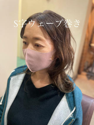 コテを使ってS字ウェーブになるようにゆる巻きしました 