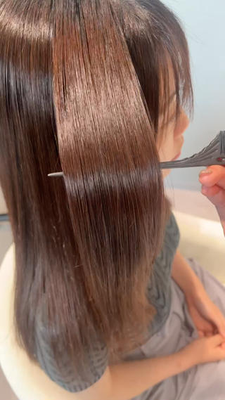 髪質改善酸性ストレート
優しい薬で柔らかい質感になります
ブロー、仕上げのアイロン無しで乾かしただけでこの艶感 