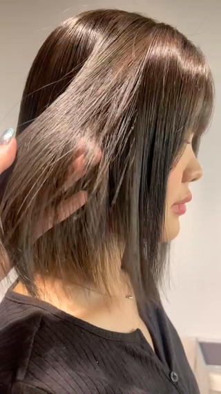 透明感ベージュ
室内でも透明感溢れるベージュはモテカラーで可愛いです
ベースが暗い方でしっかり透明感欲しい方はブリーチ無しダブルカラーがおすすめです 