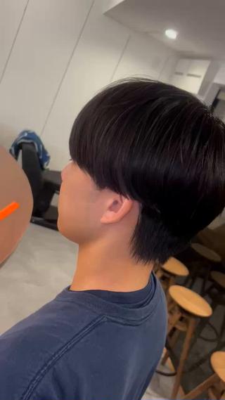 刈り上げ無しマッシュです
襟足伸ばしたい方、韓国風にしたい方オススメです
ワックスでもセットしてもオイル、スプレーでナチュラルでもカッコいいですよ
パーマとも相性良いです 