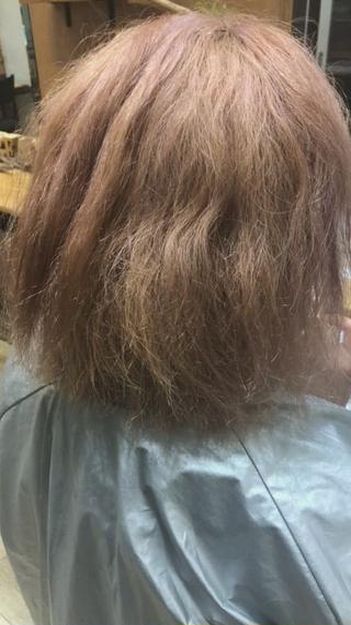 ビフォー

履歴
フルブリーチ2回、ブリーチリタッチ3回(内1回はセルフブリーチ)
ブリーチする前にノンアルカリ縮毛矯正1回約1年ちょっと前。

癖の種類は複合でメインは捻転毛と緩い波状毛。

今回は毛先のストレート履歴の部分は危険と判断したので、ケラフェクトとグリッターの掛橋効果でケアしておさめる。

癖の部分は還元剤、ph値を髪の毛に合わせて調合。

下ろすのを諦めてた髪の毛も、軽くスタイリングでコテを通すだけで、良い感じになります！！ 