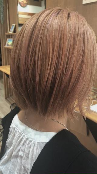 履歴
フルブリーチ2回、ブリーチリタッチ3回(内1回はセルフブリーチ)
ブリーチする前にノンアルカリ縮毛矯正1回約1年ちょっと前。

癖の種類は複合でメインは捻転毛と緩い波状毛。

今回は毛先のストレート履歴の部分は危険と判断したので、ケラフェクトとグリッターの掛橋効果でケアしておさめる。

癖の部分は還元剤、ph値を髪の毛に合わせて調合。

下ろすのを諦めてた髪の毛も、軽くスタイリングでコテを通すだけで、良い感じになります！！ 