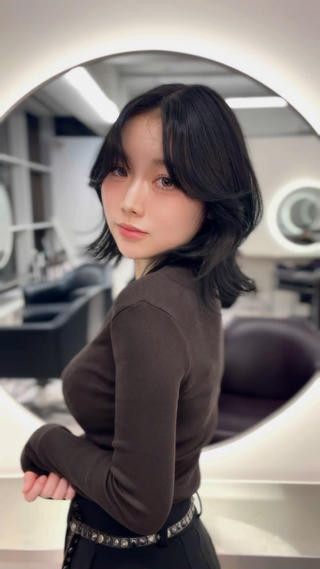 上品グレージュでつくる、大人の余裕と色気を纏うくびれヘア

柔らかく光を透かすグレージュカラーに、顔まわりのくびれレイヤーを合わせて、さりげない色気と品のあるエレガントさをプラス。
動くたびに艶めく質感が、横顔をより美しく、女性らしく見せてくれます。派手すぎず、でもしっかり印象に残る“上品な存在感”。
お仕事でもプライベートでも、どんな瞬間も自分らしく輝けるように。
キレイめでありながら、ふとした仕草に“可愛さ”を感じる大人のスタイルです

#グレージュ #上品グレージュ #くびれヘア #艶髪 #エレガントヘア ##韓国風ヘア #グレージュカラー #上品ヘア #髪質改善 #大人ヘアスタイル 