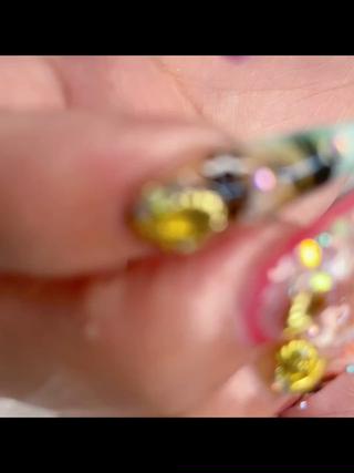 持ち込みデザイン
トロピカルネイル
全本アートの場合追加料金いただきます。 