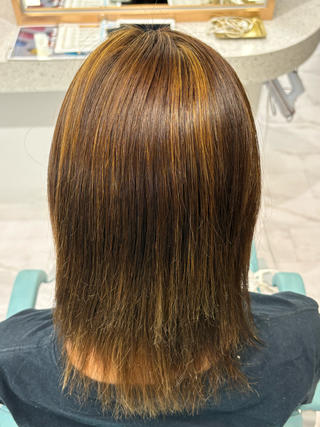 縮毛矯正は、
カラーの履歴が大事となってきます
ですが弱酸性ですと、、優しい薬剤を使っている為
カラー履歴に合わせて薬剤を作っています!
動画のお客様は、
2週間前にハイライト履歴。
半年前にインナーカラー履歴。
かなり複雑な履歴ではありますが、、
その中でもちぎらせず
しっかり艶を出し伸ばし切ることが、
できます