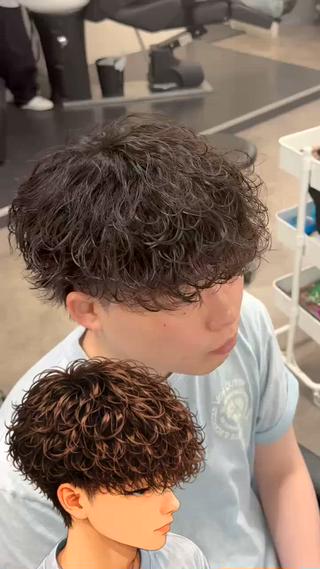 波巻きパーマ

「直毛で動きが出ない」
「強すぎるパーマは苦手」
「無造作だけどキマる感じにしたい」

そんな方に。

波巻きパーマは、波のようなカールで
“ラフで自然な動き”をつくるパーマ。

作り込みすぎないのに、しっかり雰囲気が出る。
セットも簡単に決まります。

 ナチュラルに動きを出したい
 無造作な雰囲気が好き
 セットを楽にしたい

そんな方におすすめです。

髪質・骨格に合わせて、
“ラフだけど計算された動き”をデザインします。
 