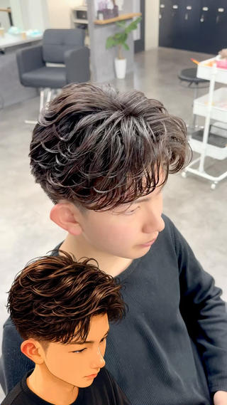 フェザーパーマ
before→after

「重く見える」
「動きが出にくい」
「セットしても軽さが出ない」

そんな悩みに。

フェザーパーマは、羽のように軽く流れる動きで
“エアリーな質感と抜け感”をつくるパーマ。

重さを残さず、自然に動くので
セットも簡単に決まります。

 軽さ・抜け感がほしい
 ナチュラルに動きを出したい
 韓国風の柔らかい質感にしたい

そんな方におすすめです。

髪質・骨格に合わせて、
“軽く流れる束感”をデザインします。 