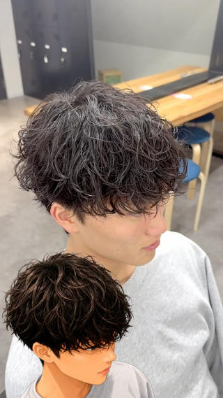 「直毛でも、ここまで垢抜ける。」

シャドウパーマ

「直毛で動きが出ない」
「パーマは強すぎるのが苦手」
「自然に雰囲気を出したい」

そんな方に。

シャドウパーマは、強いカールを出さずに
“影”のような奥行きと自然な動きをプラスするパーマ。

無造作に見えて、実は計算された質感で
セットも簡単に決まります。

 ナチュラルに垢抜けたい
 柔らかい動きがほしい
 初めてのパーマでも失敗したくない

そんな方におすすめです。

髪質・骨格に合わせて、
“やりすぎないちょうどいい動き”をデザインします。
 