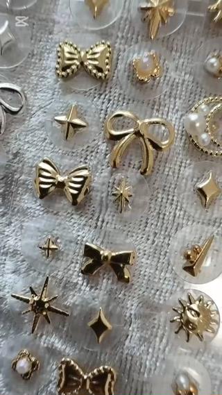 耳つぼジュエリー

ゴールド＆シルバーの新しいパーツ作りました！
ピアス感覚にぜひ 