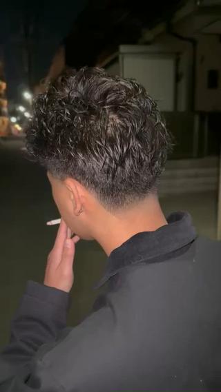 極道風パーマにテーパーフェードを入れました
くるくるしすぎずフェードでカッコよく漢らしいスタイルになってます！

是非一度お試しください！

 