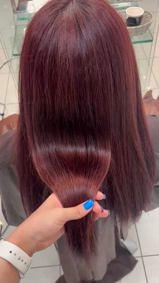 この時期にピッタリの秋カラーにさせていただきました

トリートメントも一緒にされたのでさらさらつやつやです！ 