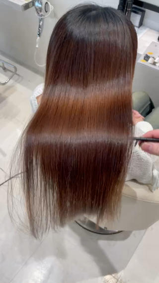 癖やうねりでお困りな方！！
ダメージをなるべく抑えたい方におすすめ！
ピーんとした仕上がりではなく、癖は伸びて仕上がりが柔らかいのが好きな方！ 