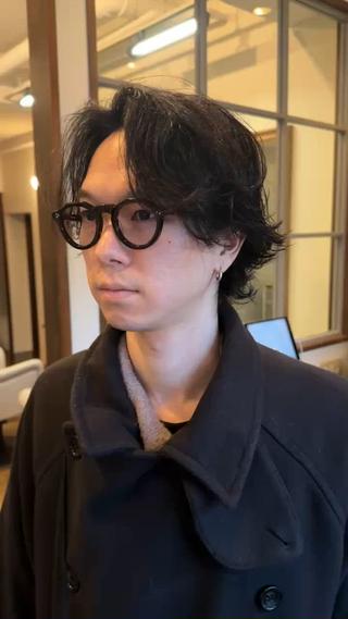 癖毛を活かしてカット

そんなにこったスタイリングをしなくても
雰囲気が出るようにカットしています！ 